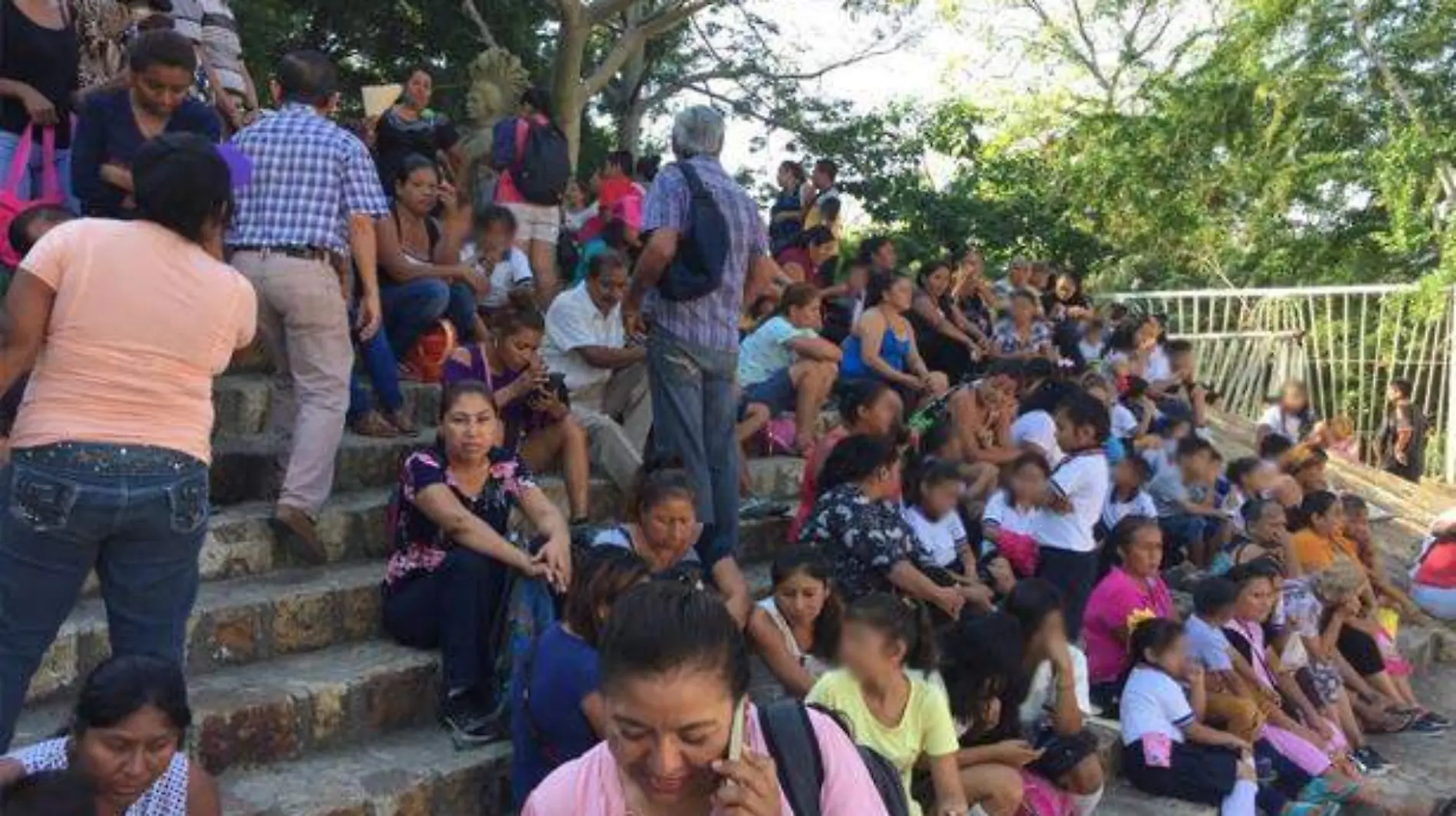 Acapulco - protesta en las escalinatas del ayuntamiento